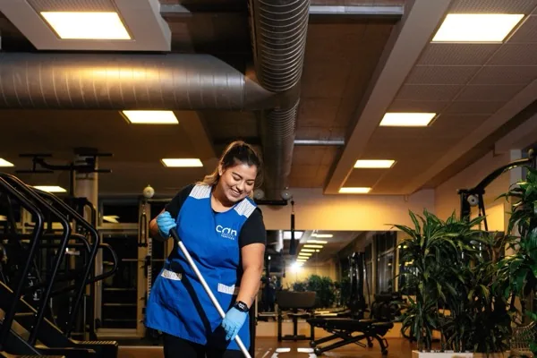 Fitnessstudioreinigung – Bodenreinigung auf der Trainingsfläche