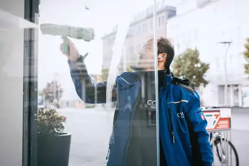 Fitnessstudioreinigung Glas- und Spiegelreinigung