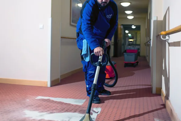 Hotelreinigung – Reinigungskraft im Hotel